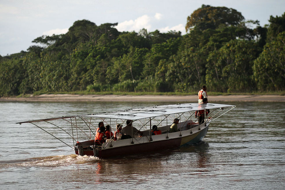 Navegación por el río Amazonas al atardecer